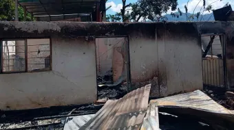 Fuego arrasa vivienda en Itzatlán, Tlacuilotepec; alcalde ofrece ayuda a familia afectada