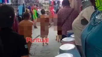 Golpean y humillan a presuntas farderas en el tianguis de San Martín Texmelucan
