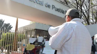 Campesinos exigen al SAT pagos pendientes; toman oficinas de la Recta a Cholula