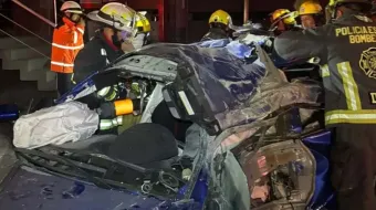 Dos jóvenes mueren en arrancones sobre la Vía Atlixcáyotl; auto choca contra poste de CFE