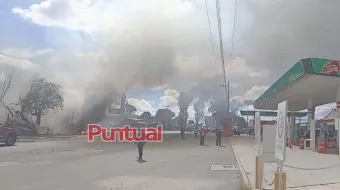 Tanques de gas estallan durante incendio en Texmelucan y cierran la México-Puebla
