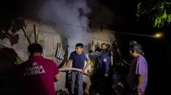 Vecinos ayudan a sofocar incendio en vivienda de Tepeojuma; sin heridos reportados