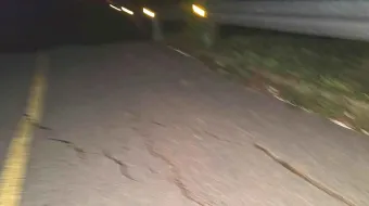 Cinco comunidades quedan aisladas tras hundimiento de carretera en Tlacuilotepec