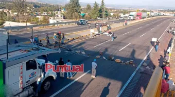 Bloqueo en Santa Rita Tlahuapan: ejidatarios reclaman pago por terrenos expropiados