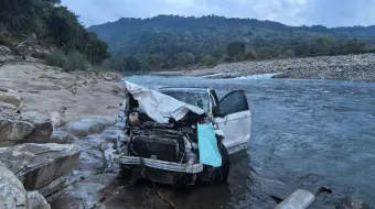 Aparatoso accidente en Jalpan: vehículo termina a orillas del río San Marcos