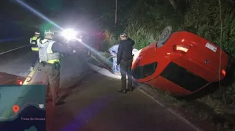 Auto termina llantas para arriba en la Pachuca–Tuxpan al evitar chocar con piedras