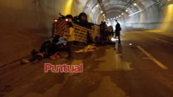 Camioneta vuelca en la México–Tuxpan; varios lesionados en el Túnel Las Pilas