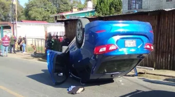 Choque en carretera estatal 122 Huauchinango: vehículo vuelca por exceso de velocidad