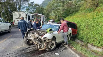 Dos heridos tras accidente vial en Juan Galindo; autoridades atienden el percance