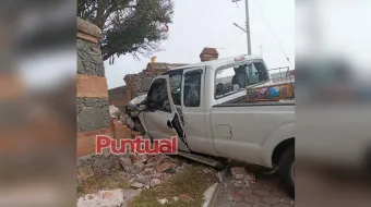 Dos hombres lesionados tras fuerte choque contra muro en Ocotepec, San Juan Atenco