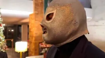 El Hijo del Santo sorprende en evento privado con falsa revelación de identidad y anuncia detalles de su retiro