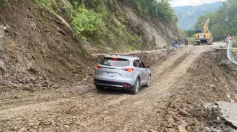 Habilitan paso vehicular provisional hacia Papaloctipan tras daño carretero en Tlacuilotepec