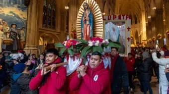 Mexicanos honran a la Virgen de Guadalupe en Nueva York pese al frío y temor a redadas migratorias