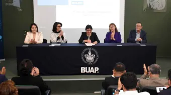   Tras escuchar el segundo Informe de Labores de la directora de la Facultad de Ciencias de la Computación (FCC) de la BUAP, la maestra María del Consuelo Molina García, la Rectora Lilia Cedillo Ramírez celebró los logros obtenidos por esta unidad académica, ya que se reflejan en el entusiasmo de los académicos y en el desempeño de los estudiantes.  “Reconozco el compromiso que muestra la planta docente porque siempre imprimen un gran entusiasmo para organizar distintas actividades que impulsan el talento y
