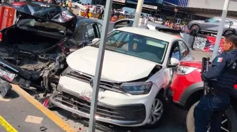 Ocho autos chocan en la Vía Atlixcáyotl y provocan cierre total tras fuerte carambola