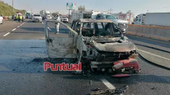 Camioneta se incendia en la México-Puebla y causa afectaciones viales