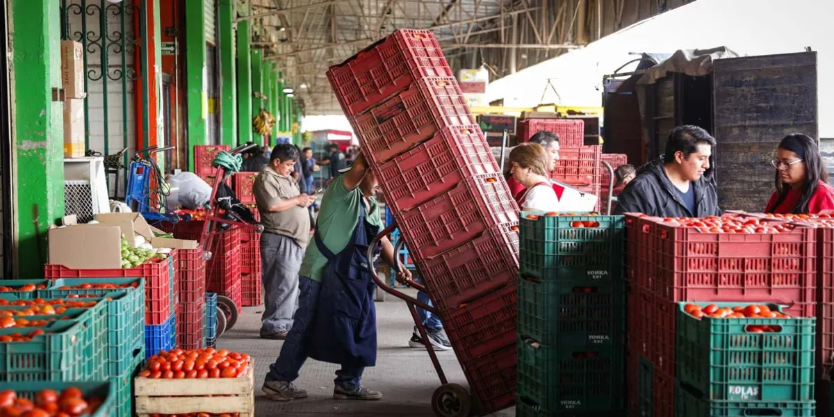 Construcción de barda perimetral en Central de Abasto provoca rechazo de comerciantes