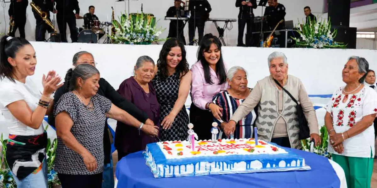 Celebra Lupita Cuautle a Personas Adultas Mayores en su día