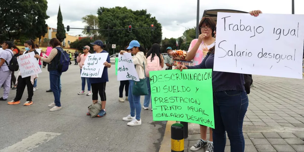 El personal de Salud exige basificaciones y bloquea el bulevar 5 de Mayo