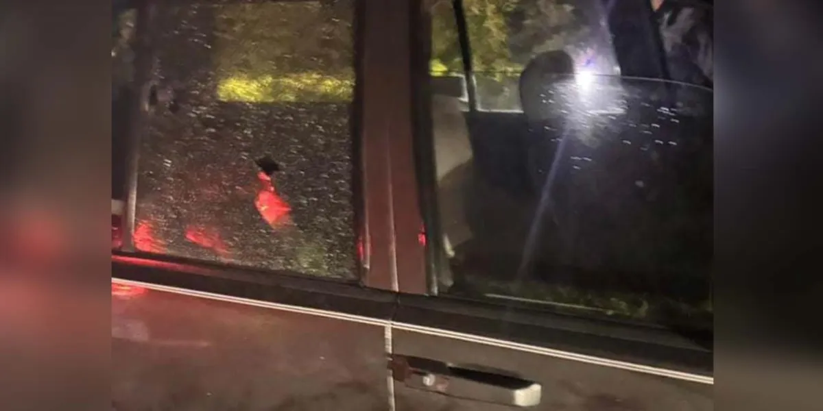 Descubren camioneta baleada y chocada en zona de Texmelucan