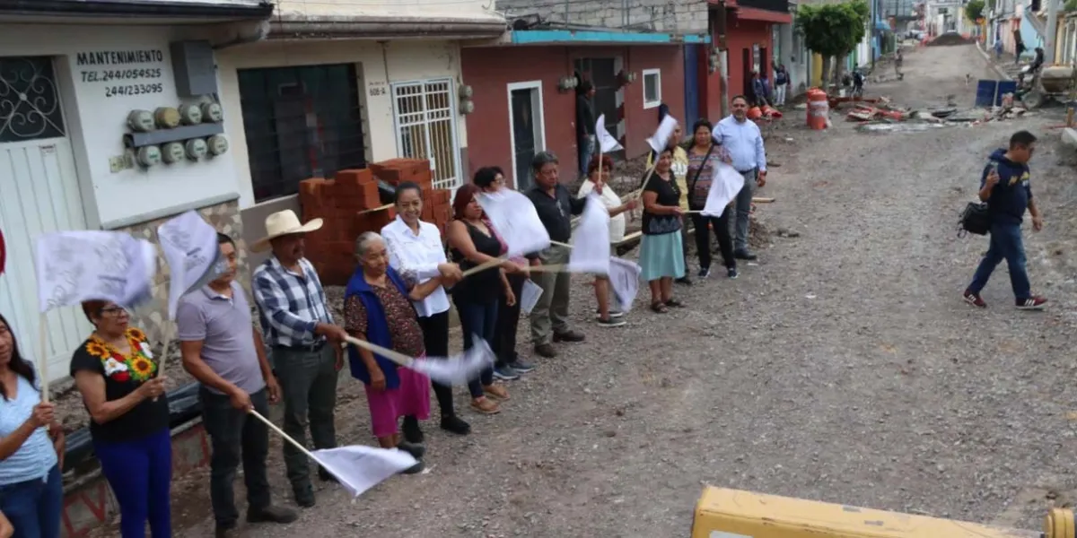 Mejorará movilidad en la colonia Revolución de Atlixco; inició pavimentación de calle