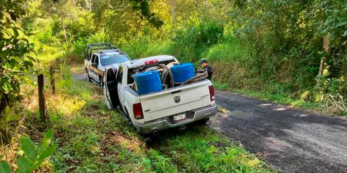 Policía de Xicotepec y Marina decomisan camioneta con bidones de hidrocarburo en San Agustín Atlihuacan