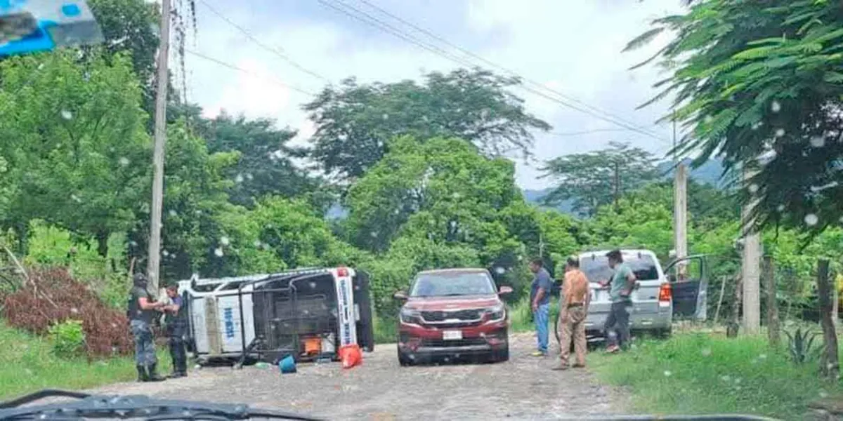 Accidente en Venustiano Carranza: patrulla municipal vuelca por velocidad excesiva