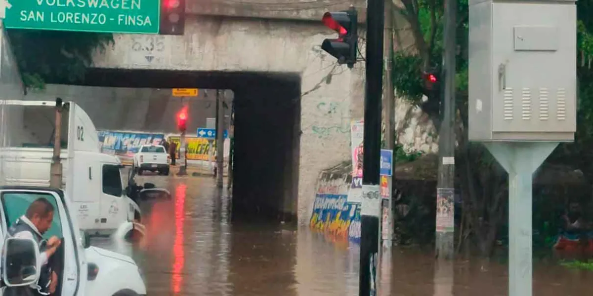 Lluvias provocan inundación en puente de FINSA; autos quedaron atrapados en Cuautlancingo