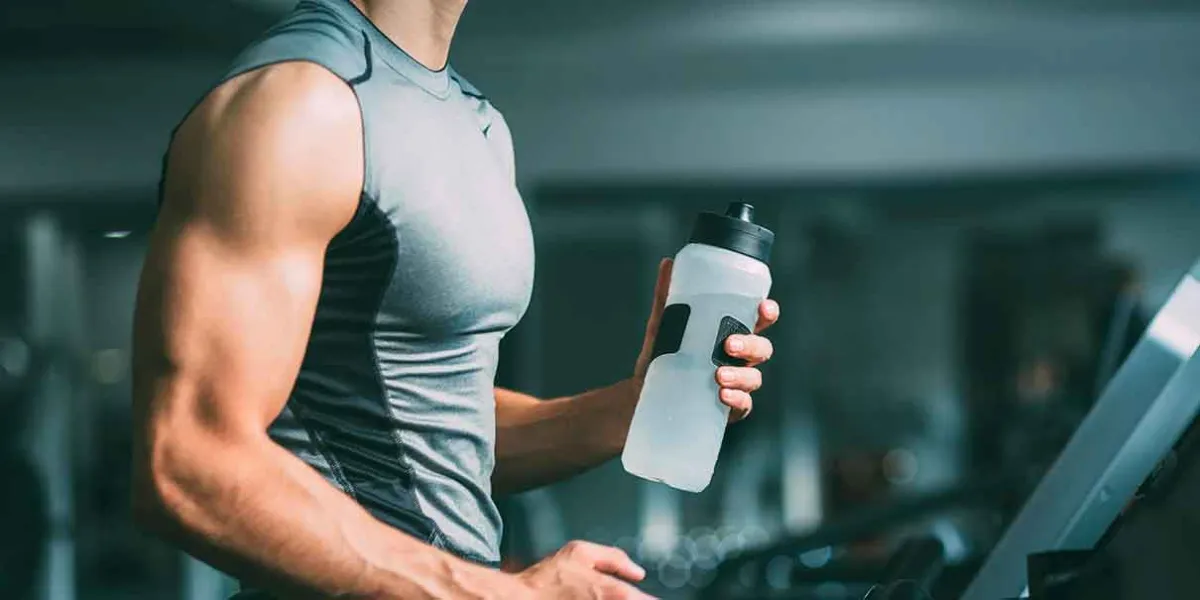 Hidratación inteligente: ¿agua, electrolitos o bebidas isotónicas?