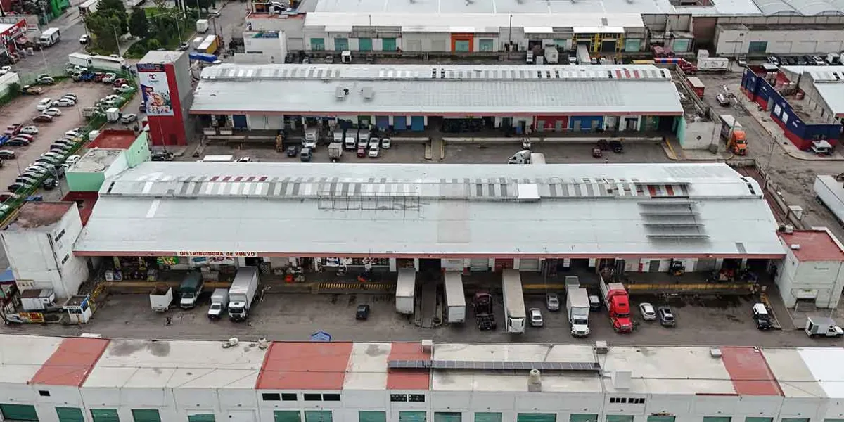 Comerciantes alertan sobre afectaciones de barda en la Central de Abasto de Puebla