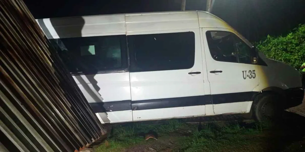 Colectiva pierde el control en Xicotepec y choca contra vivienda