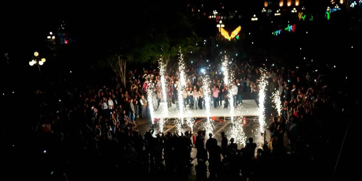 Encendido de luces patrias 2025 en Puebla: más de 2,400 piezas iluminan la capital