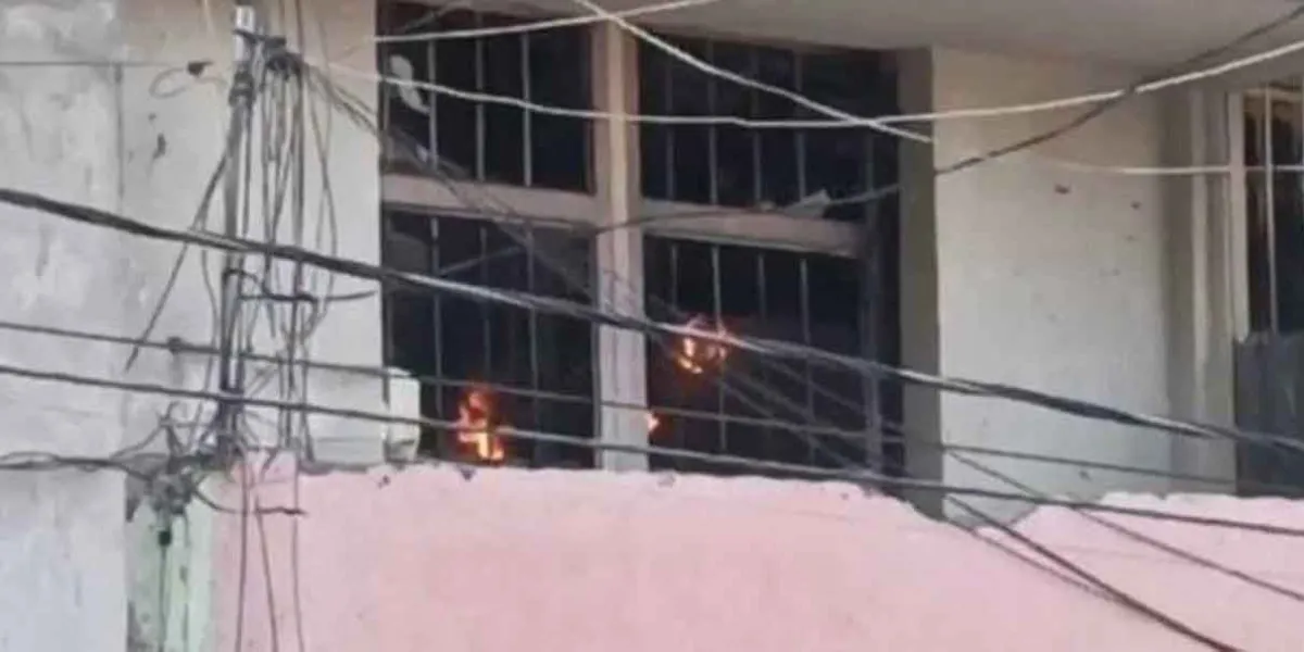 Fuerte incendio consume maquiladora en Tehuacán, Puebla