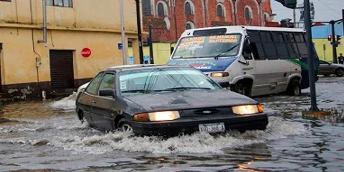 Autos varados en bulevares por tormenta en la capital poblana 