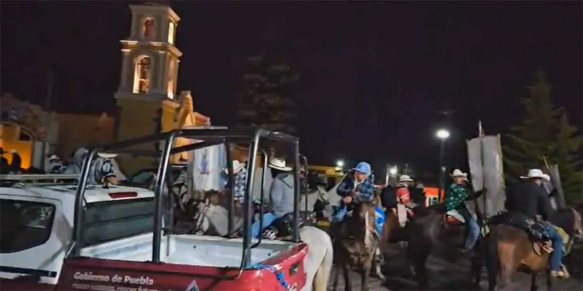 Fieles participan en la Misa de los Caballerangos en Ciudad Serdán