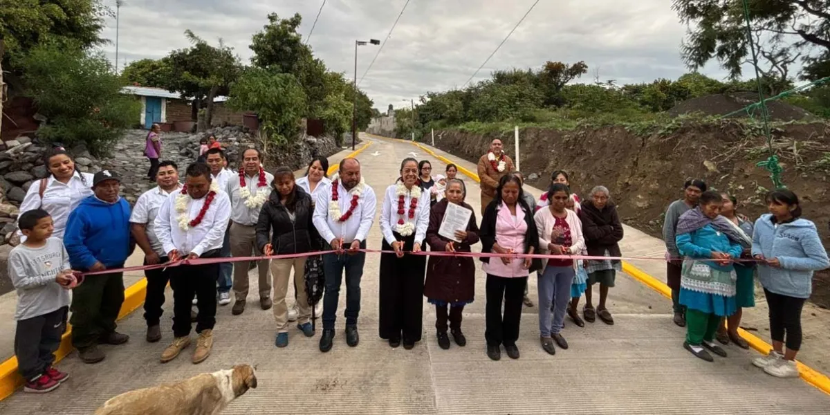 Ariadna Ayala entregó obra de pavimentación en Coyula