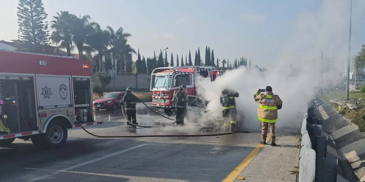 Carambola en Periférico deja un auto en llamas; no hay heridos