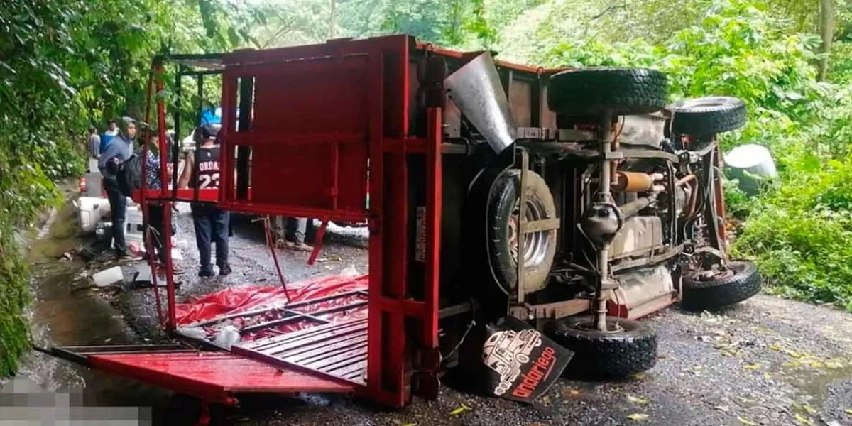 Conductor pierde el control y provoca volcadura en Zihuateutla; hay tres heridos