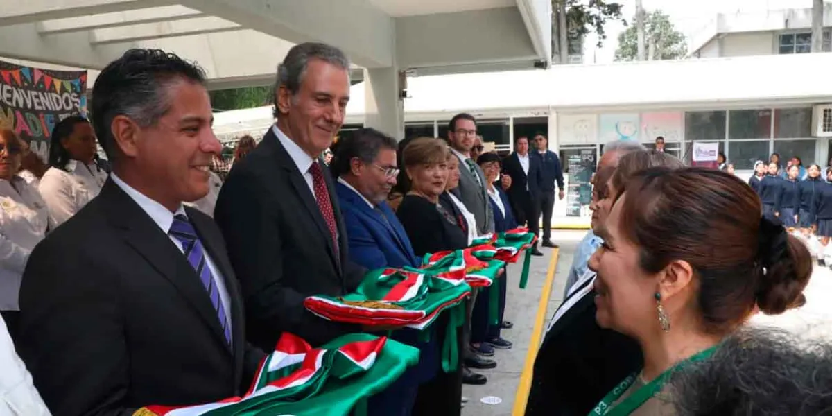 Encabeza Pepe Chedraui entrega de banderas en escuelas, juntas auxiliares e inspectorías