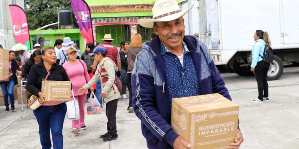 Entrega Pepe Chedraui apoyos alimentarios en Azumiatla