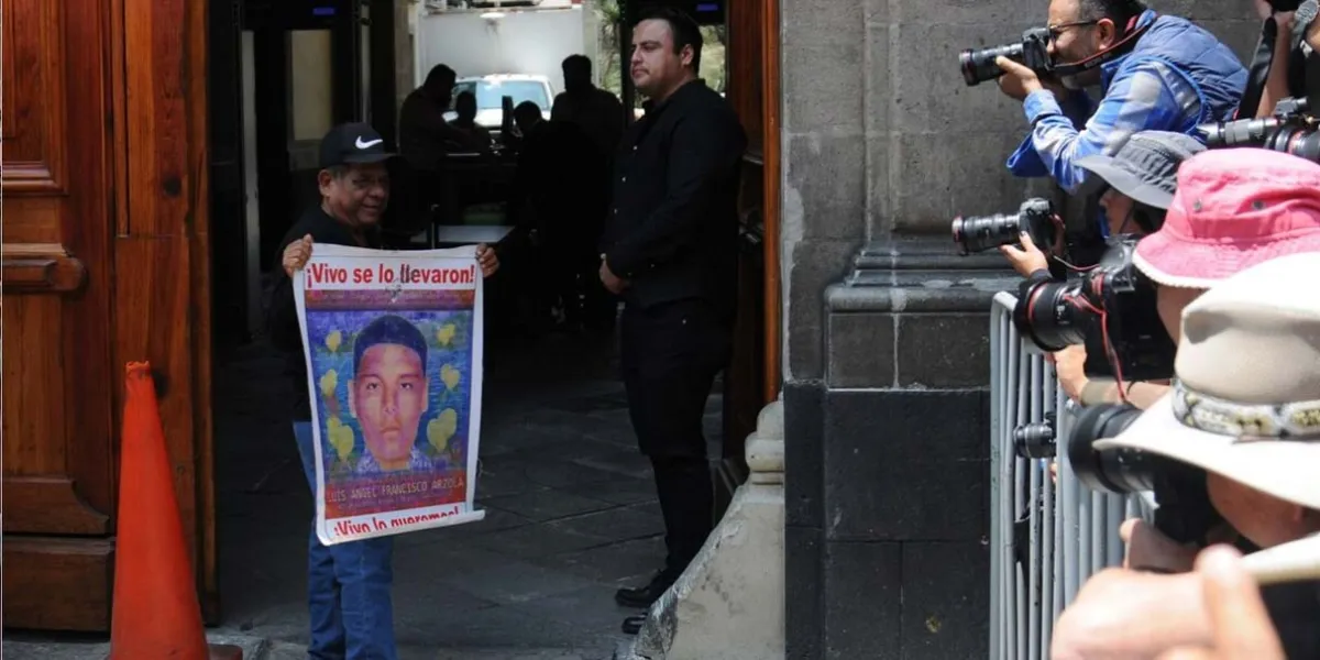 Familias de los 43 normalistas salen decepcionadas tras encuentro con Sheinbaum