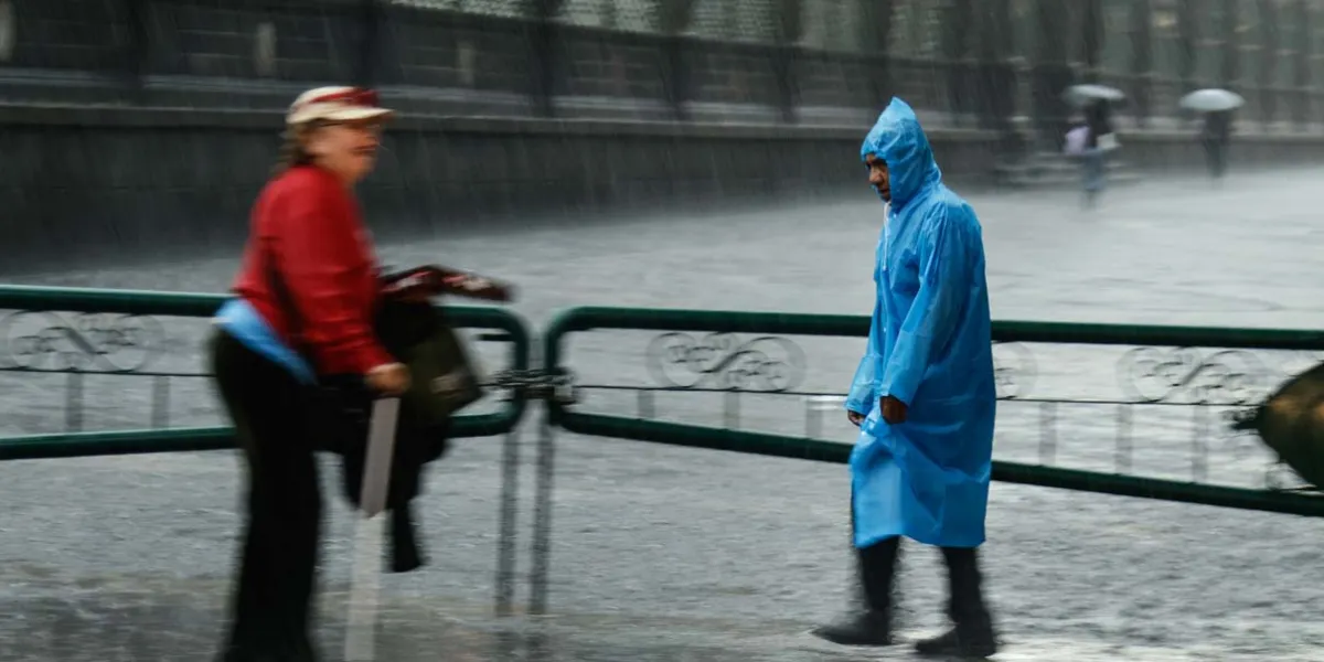 Fiestas patrias en Puebla con lluvia y tormenta eléctrica
