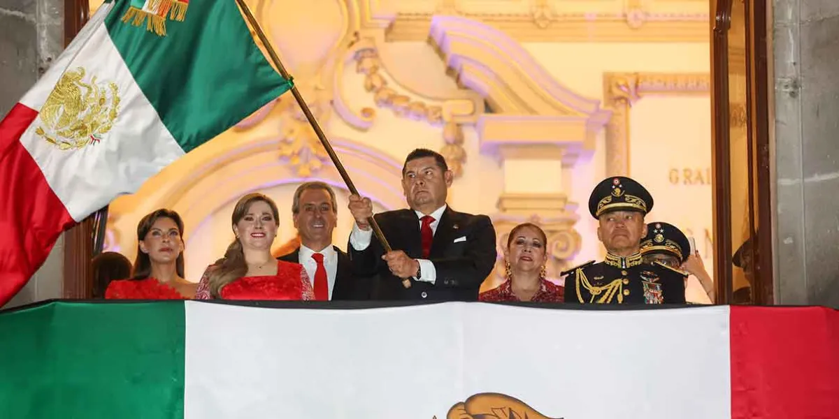Con emotivo discurso, Alejandro Armenta encabeza su primer Grito de Independencia en Puebla