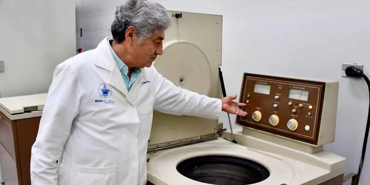 Investigador del ICUAP estudia bacteria capaz de descomponer PET