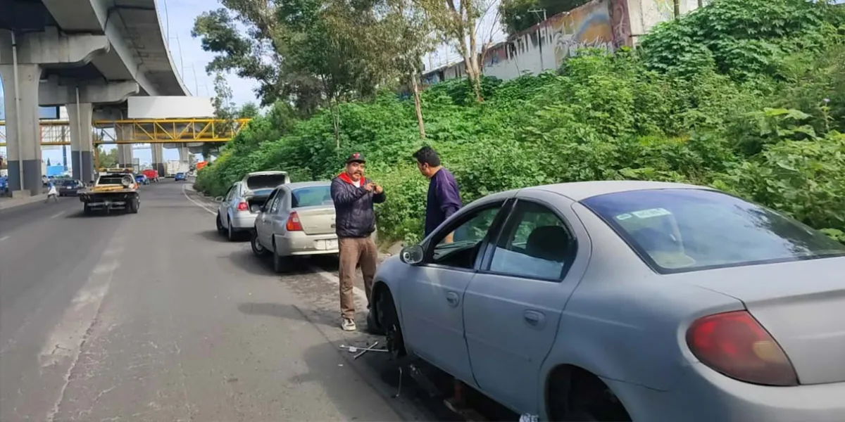Múltiples daños en autos por bache en la autopista México–Puebla