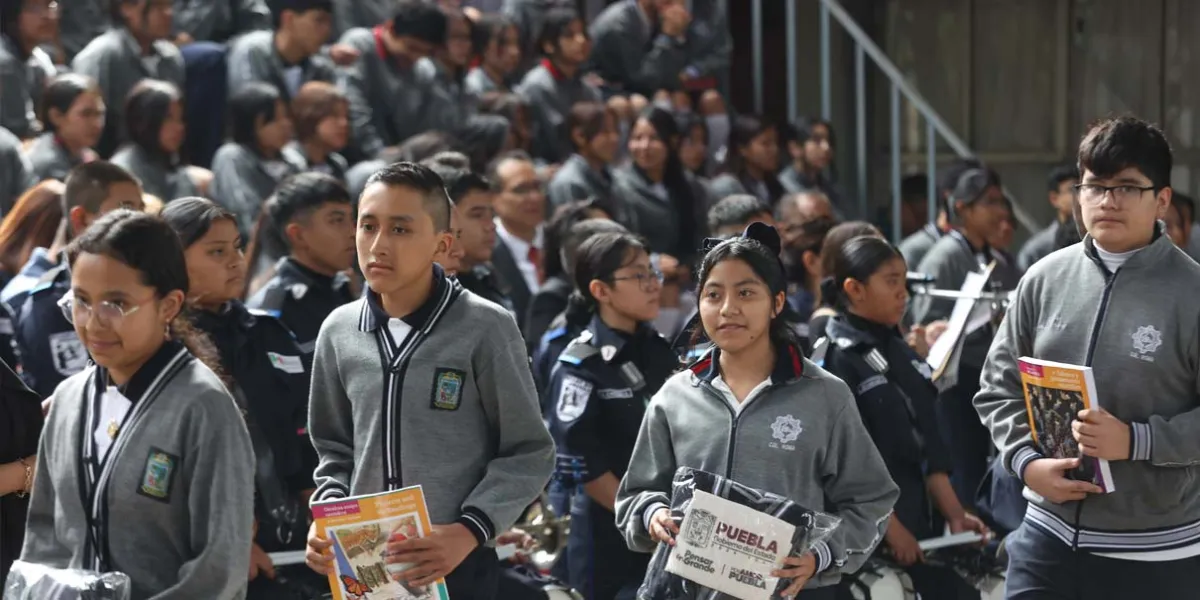 Miles de alumnos poblanos recibirán uniformes y zapatos; arrancó la distribución