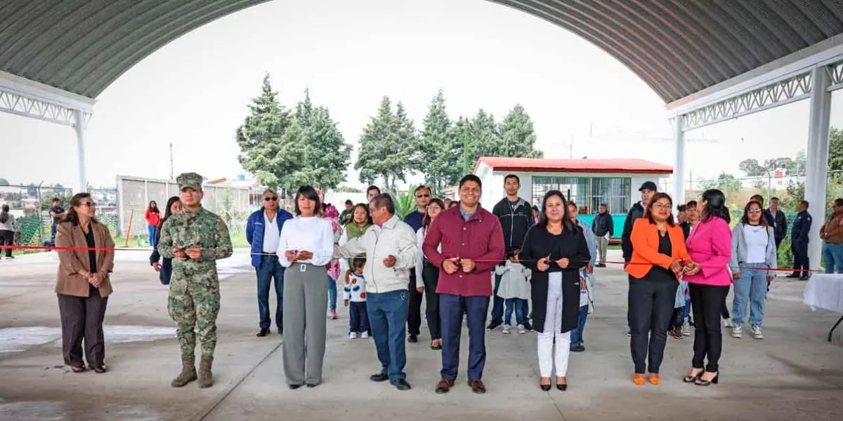 Omar Muñoz entrega arco techo y explanada cívica del preescolar Aquiles Serdán