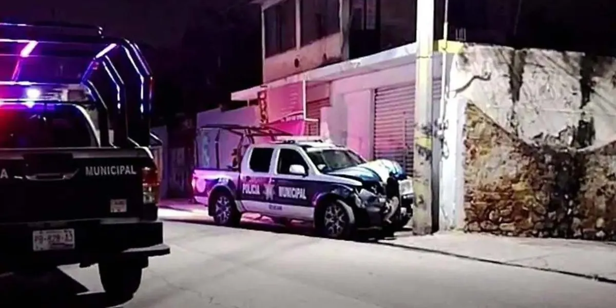 Patrulla de Izúcar choca contra poste de CFE: dos policías lesionados