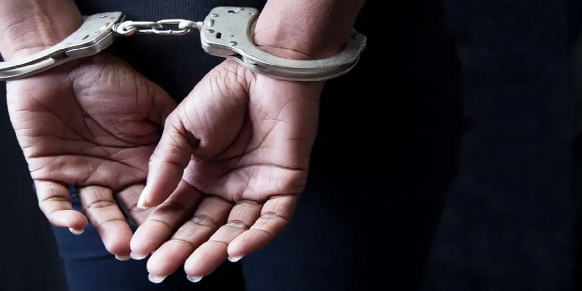 Policía estatal arrestada durante operativo contra banda de robo de carga en Puebla