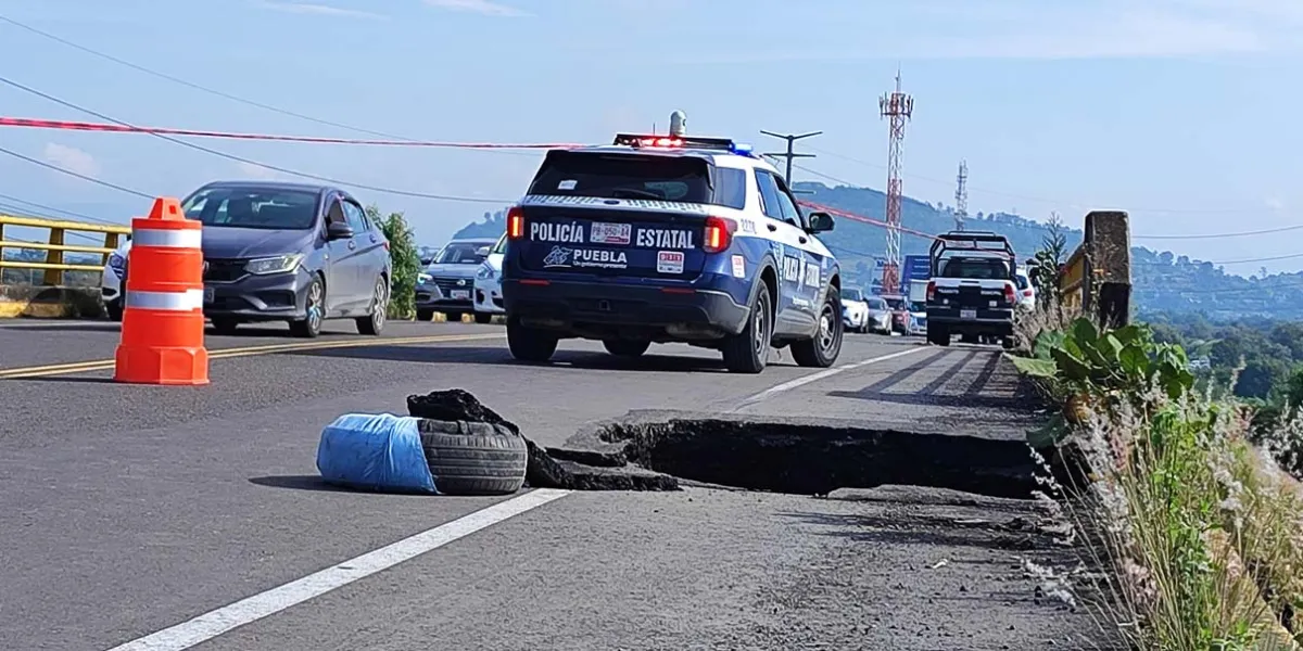 Socavón en Huejotzingo interrumpe circulación hacia el aeropuerto